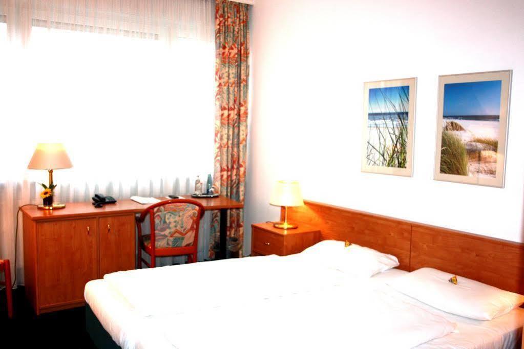 Hotel Am Markt คาร์ลสรูเฮอ ภายนอก รูปภาพ